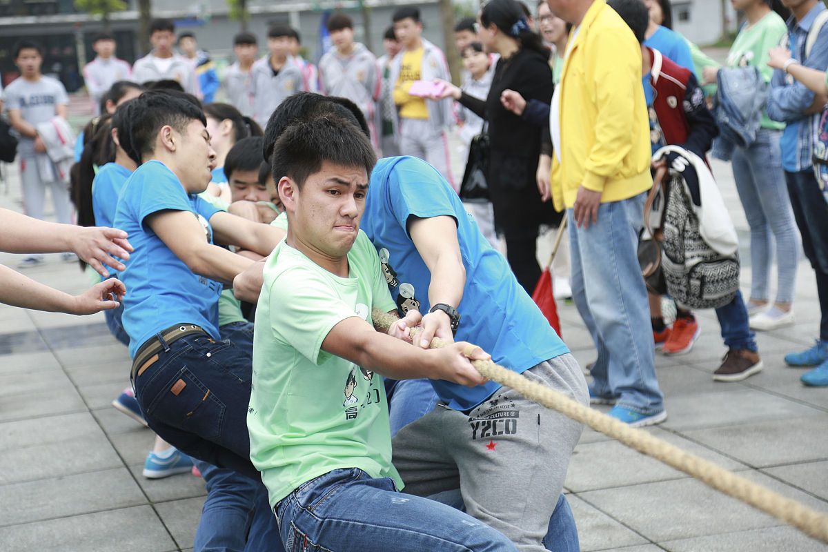 球场充满热情，队员全力以赴，斗志昂扬